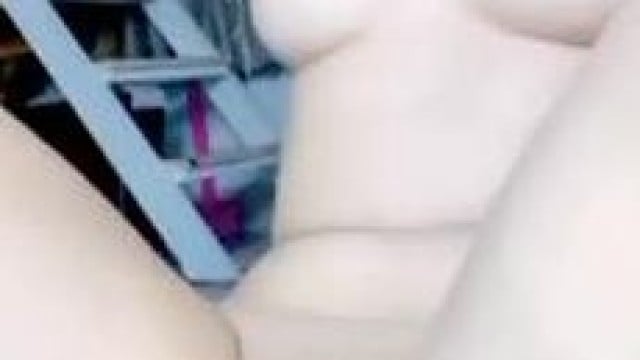 Gái dâm dùng máy địt ra nước như mưa