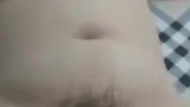 Chị máy bay được đánh răng cho bím