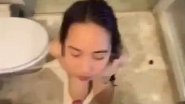 Cho em gái nuốt tinh trong nhà tắm