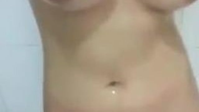 Em gái vú to quay clip tắm .