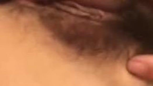 em gái show hàng uốn éo theo nhạc