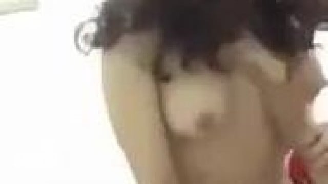 Anh quay em cưỡi ngựa làm em ngại .