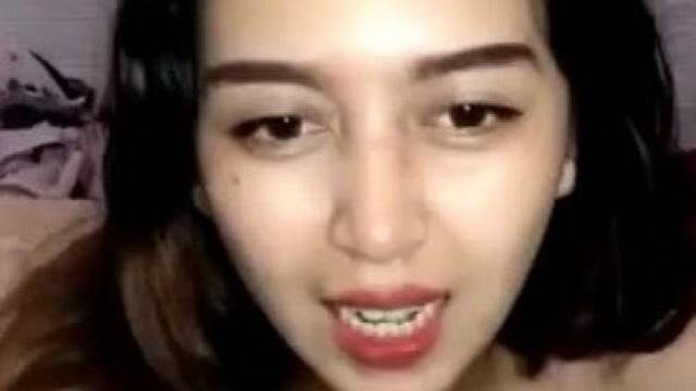 Em gái Châu Á vú to ti thâm livestream