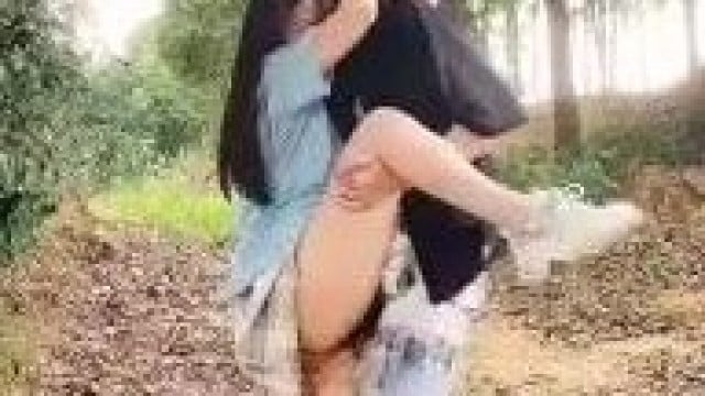 Cặp đôi quay tiktok địt nhau trong rừng .