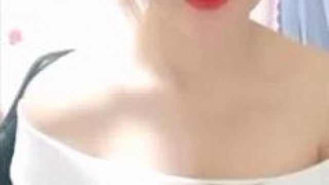 em cực xinh với Chiếc ghế đầy mùi nước tiểu