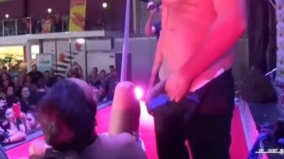 Chịch cho vạn người coi