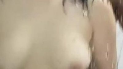 Bịt mồm rồi mà em vẫn rên to
