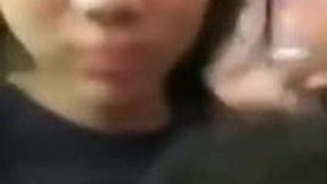 Cho con bú bạn gái sau khuôn viên trường