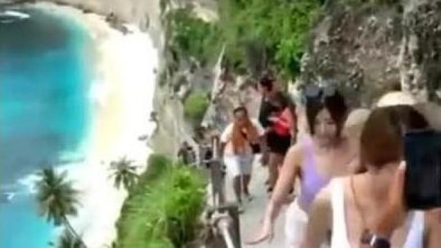 Clip hot trên FB ” Ai bảo vú to làm chi ? “