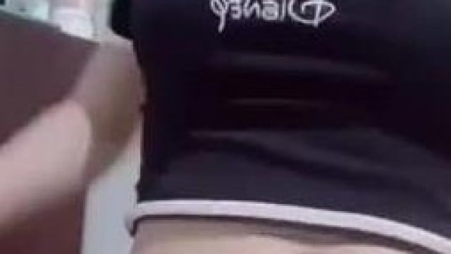 Em gái mu to thủ dâm