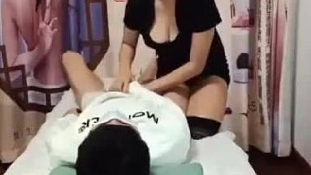 Thanh niên lần đầu đi massage .