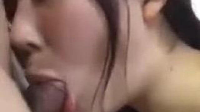 Ghệ xinh bú mút cực sướng