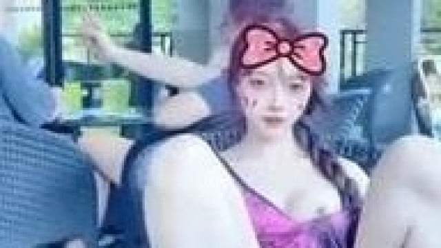 Đi nhà hàng rồi khoe hàng .