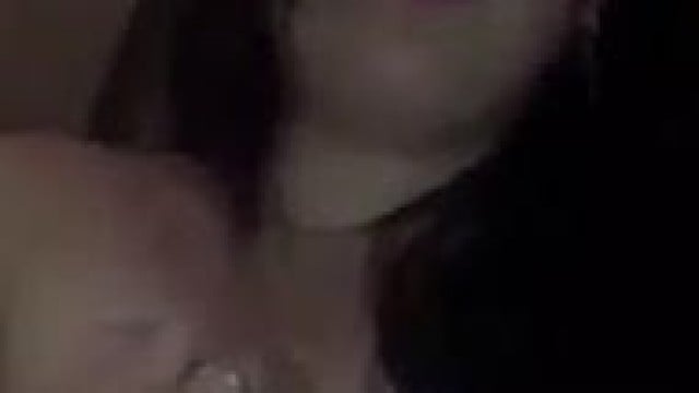 Em gái ngại ngùng khi bị quay