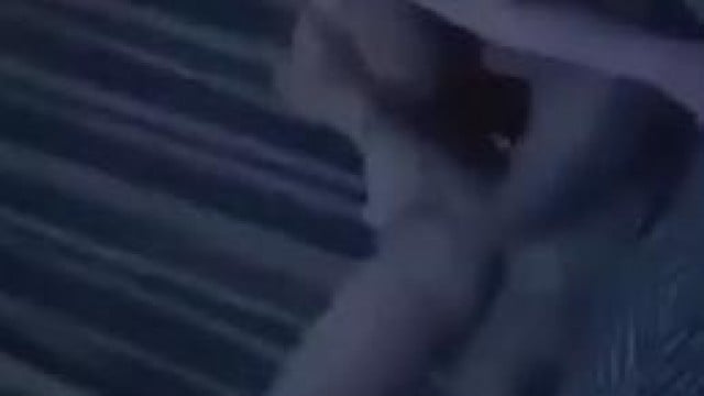 Cho Em Chơi Đá Rồi Đè Em Ra Địt Tập Thể Luôn