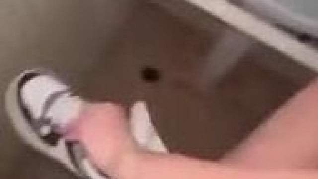 Đi xem phim rồi đụ em trong wc .