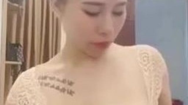 Em gái bán hàng có tâm thử luôn sản phẩm khi khách yêu cầu