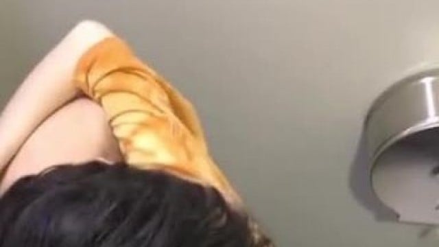 Quay lén sinh viên địt trong toilet trường p1