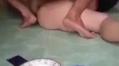 Mời bạn ăn cơm mà bạn ăn luôn con vợ mình.