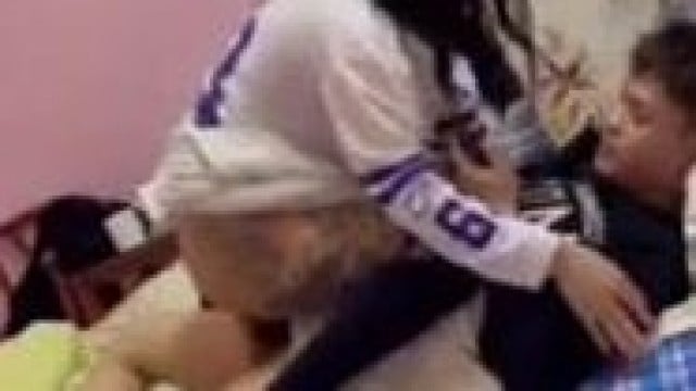 Nằm im để em Thương đen chơi đùa như món đồ chơi