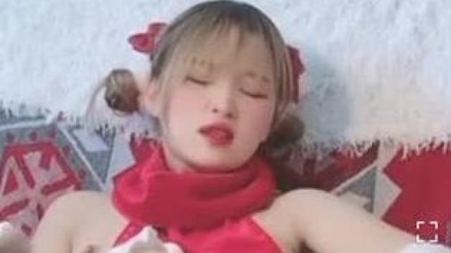 Bé gái có năng khiếu thẩm du . bím ngọt nước vãi