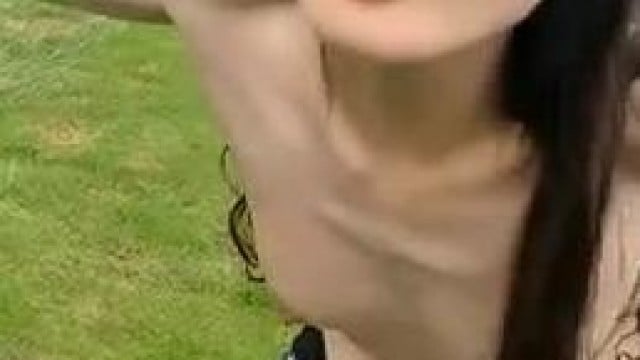 Chịch em gái dâm đãng ở sân vận động