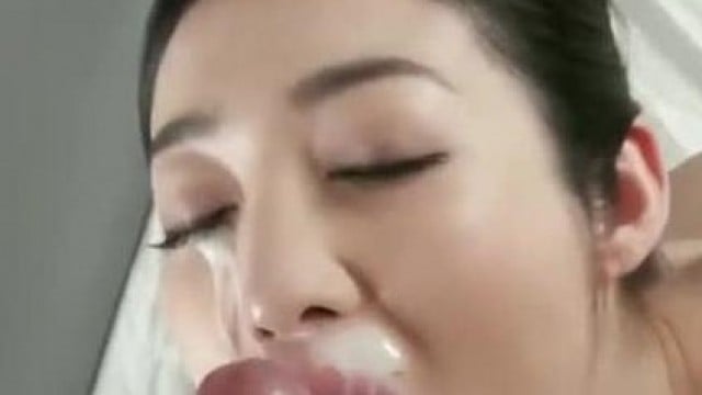 Ánh mắt ta chạm nhau