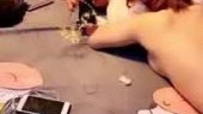 Tập thể dùng sextoy em vừa đau vừa sướng