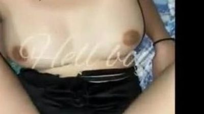 Em gái sung sướng khi bánh háng cởi đồ cho chim vào .