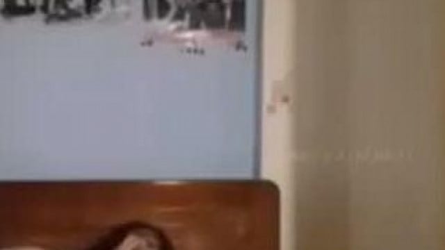 Em gái nứng lồn xem clip sục cặc thủ dâm