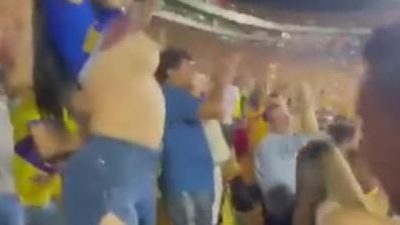 Nữ cổ động viên World Cup show ngay trên khán đài