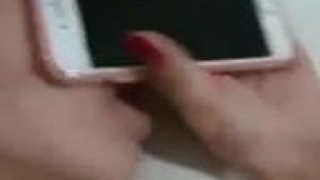 Ngại ngùng em che mặt .