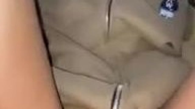 Tới thăm chơi em gái thì thấy em đang nằm võng ….