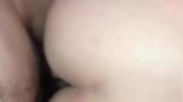 Lén lút với em công nhân làm chung.