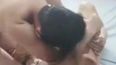 Thanh niên nhỏ dầu gió vào lồn em .