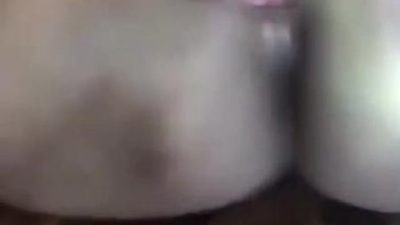 Mẹ đang ngủ thì con trai vào rổi bảo vén váy áo lên để quay clip.