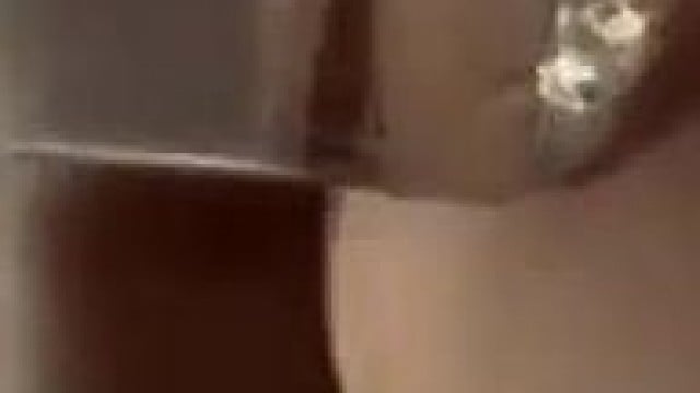 Vừa chơi đồ vừa chịch .