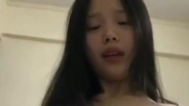 Bé tập cưỡi ngựa