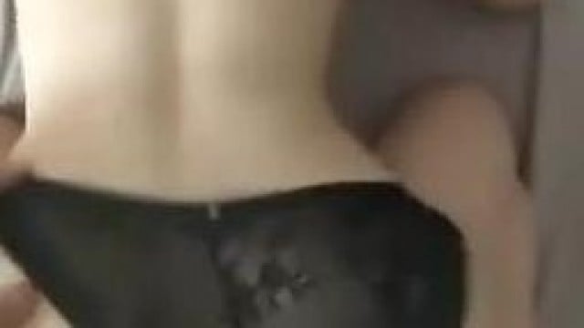 Mông em nảy theo từng cú nhấp của anh