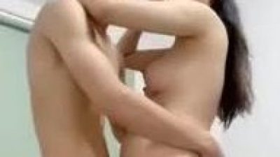 Nhấc chân em lên rồi đụ .