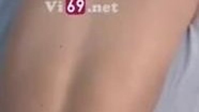 Đang check hàng thì bị tụt bao vào bướm em mà thanh niên vẫn nhấp làm em dỗi luôn