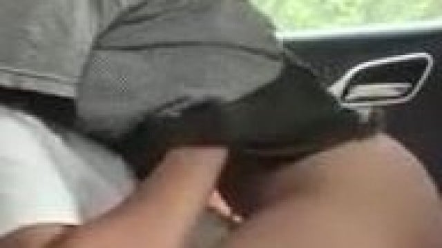 Vã quá làm luôn trong xe .