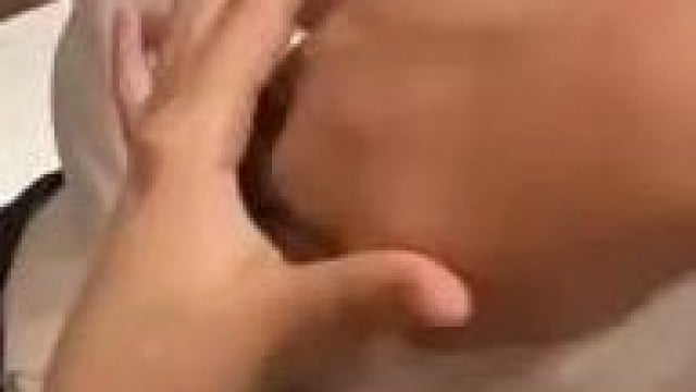 Em nhân viên cho khách sờ ngực mình .