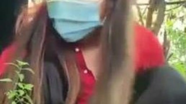 Em gái ra chỗ vườn rau để show hàng