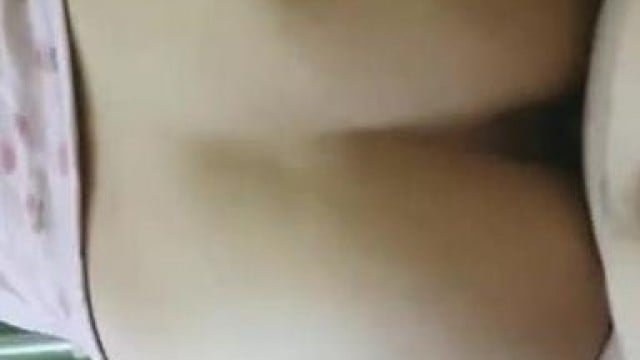 Em gái cưỡi ngựa