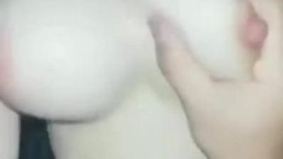 Ngạt thở với cặp vú của em .