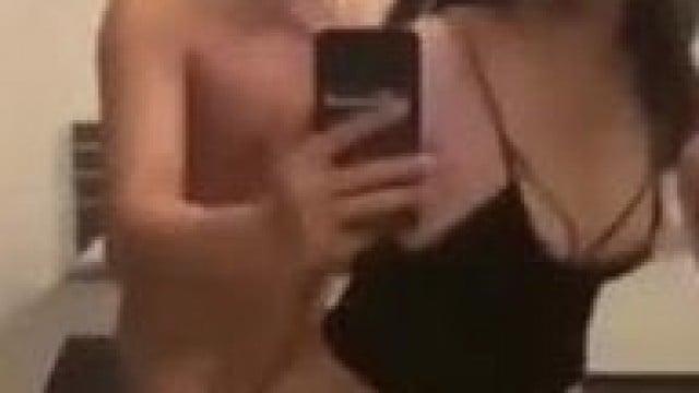 Chịch em trước bàn trang điểm rồi hỏi em có mỏi chân không ?.