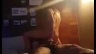 Quay vợ mình đụ với đám bạn thân .