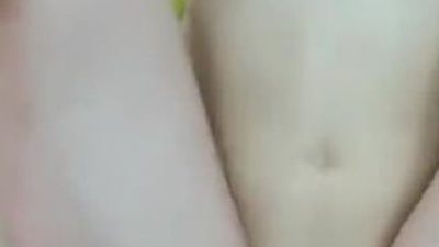 Em gái nhỏ nhắn và cây xúc xích to dài .