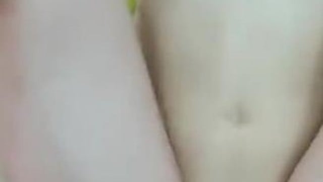 Em gái nhỏ nhắn và cây xúc xích to dài .